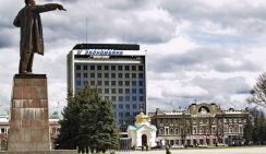 Памятник Владимиру Ленину, часовня во имя иконы Божией Матери "Живоносный источник", здание "Экономбанка" (на втором плане) и здание админис
