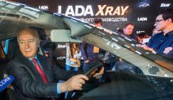 Ради спасения "АвтоВАЗа" губернатор купил Lada Xray